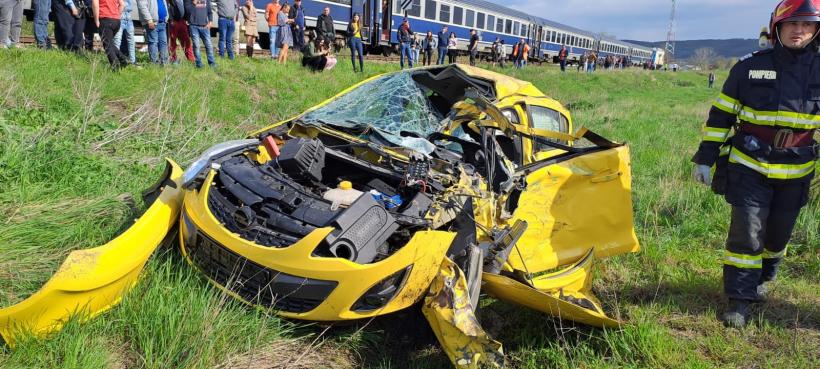 Accident feroviar: O femeie și un copil au supraviețuit după ce mașina în care se aflau a fost lovită de tren