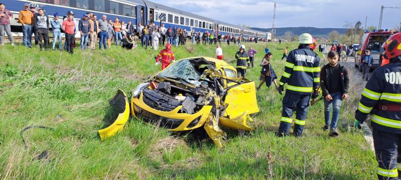 Accident feroviar: O femeie și un copil au supraviețuit după ce mașina în care se aflau a fost lovită de tren 18836037
