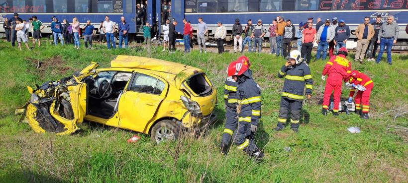 Accident feroviar: O femeie și un copil au supraviețuit după ce mașina în care se aflau a fost lovită de tren 18836038