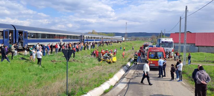 Accident feroviar: O femeie și un copil au supraviețuit după ce mașina în care se aflau a fost lovită de tren 18836039