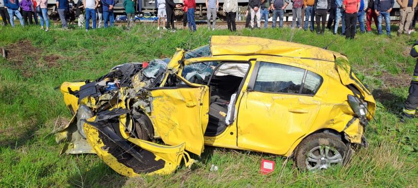 Accident feroviar: O femeie și un copil au supraviețuit după ce mașina în care se aflau a fost lovită de tren 18836040