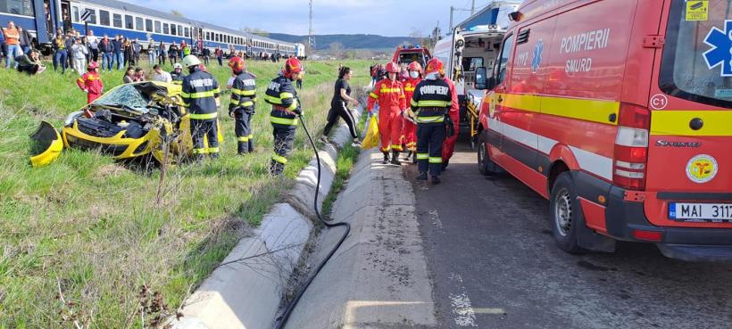 Accident feroviar: O femeie și un copil au supraviețuit după ce mașina în care se aflau a fost lovită de tren 18836041