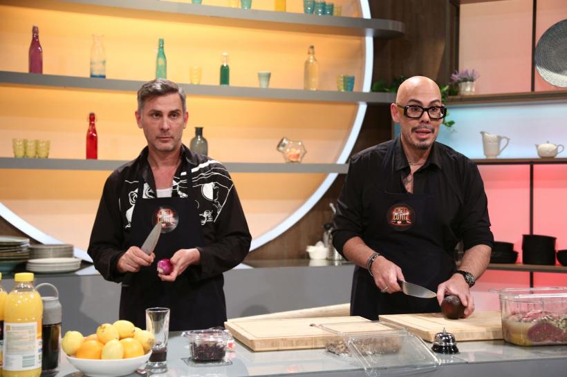 Tânărul din Drobeta-Turnu Severin care a gătit pentru Pep Guardiola și Ronaldo participă diseară la Chefi la cuțite. Jocul de amuletă este jurizat de Alina Ceușan 18836086