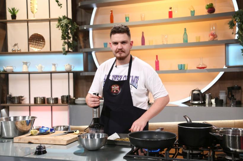 Tânărul din Drobeta-Turnu Severin care a gătit pentru Pep Guardiola și Ronaldo participă diseară la Chefi la cuțite. Jocul de amuletă este jurizat de Alina Ceușan 18836088