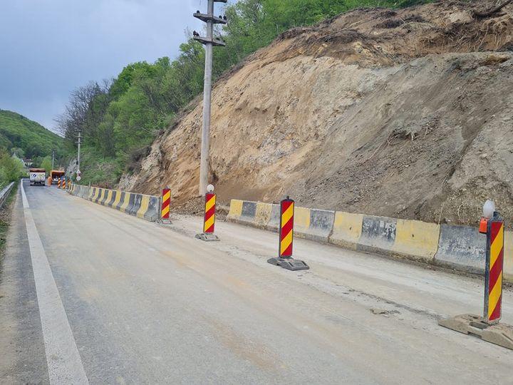  Căderi de pietre: Restricții de trafic pe Centura Călimănești