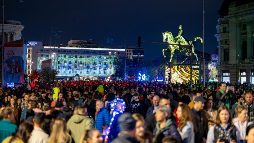 Peste 120.000 de bucureșteni și turiști s-au bucurat în acest weekend de Festivalul Spotlight – Geometry of the City 18836140