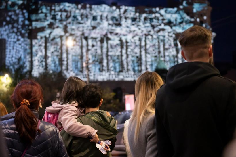 Peste 120.000 de bucureșteni și turiști s-au bucurat în acest weekend de Festivalul Spotlight – Geometry of the City 18836144