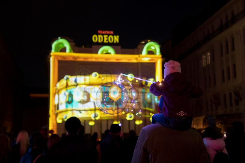 Peste 120.000 de bucureșteni și turiști s-au bucurat în acest weekend de Festivalul Spotlight – Geometry of the City 18836145