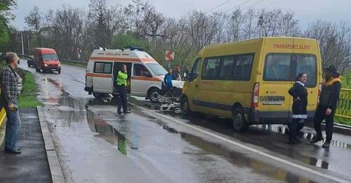 Accident grav în Buzău. Ciocnire între un microbuz de transport persoane și un autoturism. A fost activat Planul Roșu de Intervenție