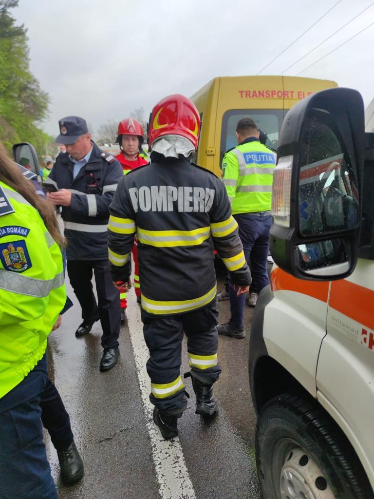 Accident grav în Buzău. Ciocnire între un microbuz de transport persoane și un autoturism. A fost activat Planul Roșu de Intervenție 18836324