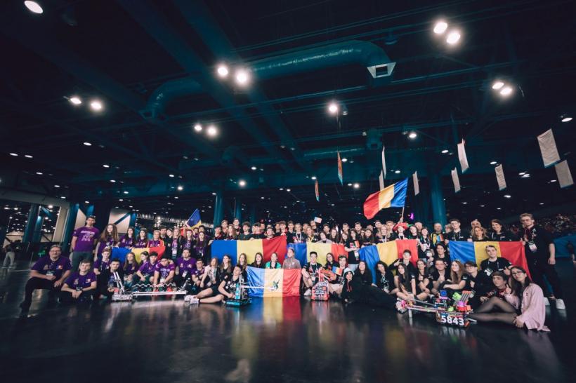 4 echipe de elevi români pe podiumul Campionatului Mondial de Robotică FIRST din SUA!