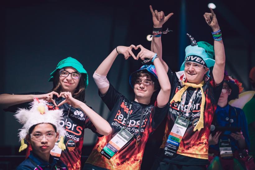 4 echipe de elevi români pe podiumul Campionatului Mondial de Robotică FIRST din SUA! 18836499