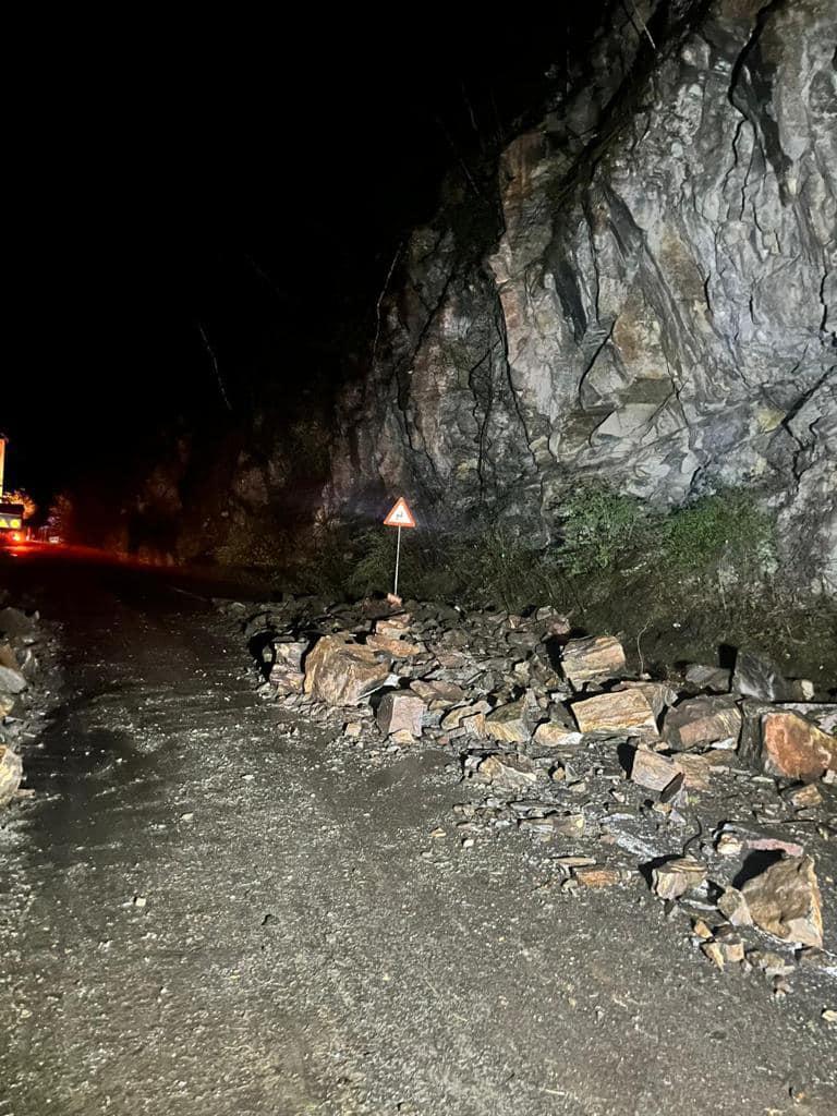 Vremea face ravagii în Alba! Căderea masivă de pietre închide DN 67 C 18836611