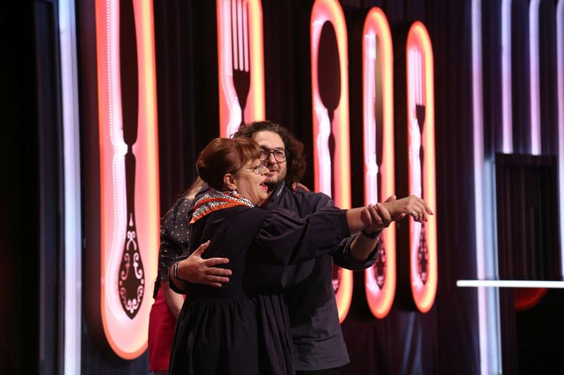 Chef Florin Dumitrescu a câștigat bomba aseară, iar cel mai înalt om din lume a gătit pentru jurați, într-o ediție Chefi la cuțite lider de audiență 18836696