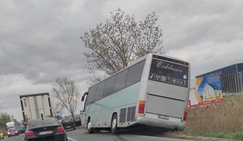 Un autocar care transporta copii, accident în județul Iași