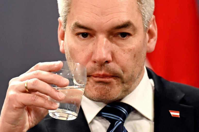 Austriecii au strâns semnături  pentru demiterea cancelarului Karl „Nu  Schengen”  Nehammer
