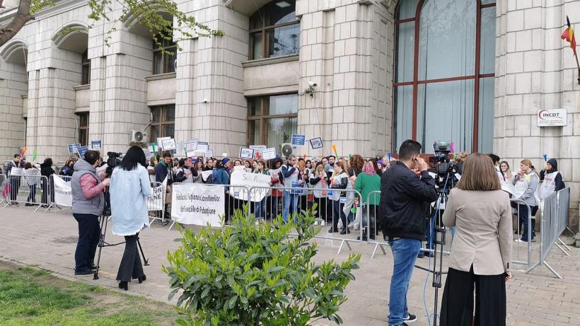 Direcție a Ministerului Justiției, ținută în fecale 18836741