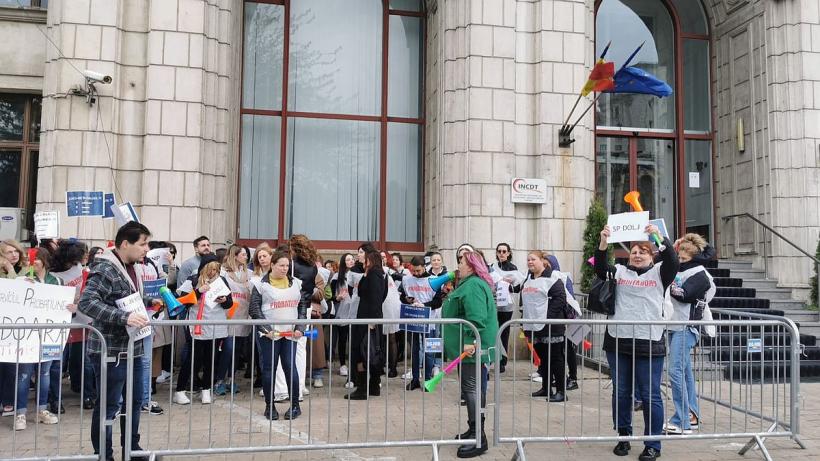 Direcție a Ministerului Justiției, ținută în fecale 18836742