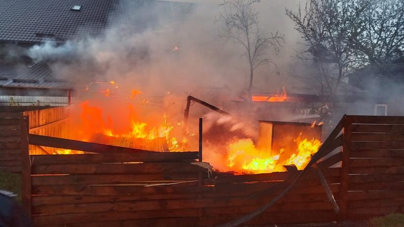 Incendiu puternic la o casă parohială din Neamț. 35 de pompieri s-au luptat cu flăcările timp de 7 ore