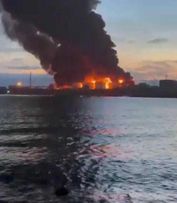 Incendiu puternic în portul Sevastopol din Crimeea. Patru rezervoare de combustibil au fost distruse