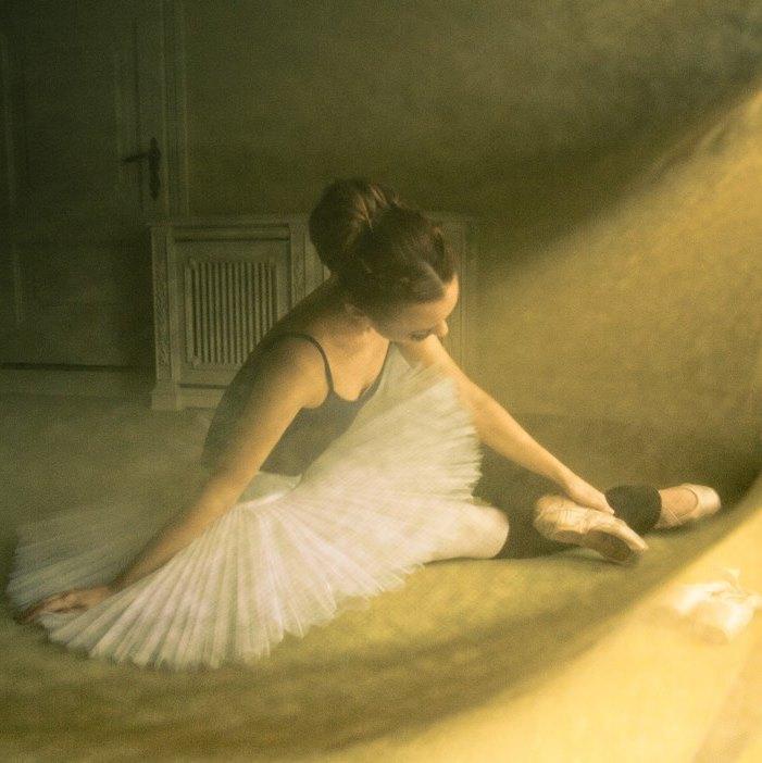 Dans al sinelui printre oglinzi, un vals al eșarfelor și ...  -Interviu cu balerina Manuela Elena Giuverdea- 18836913