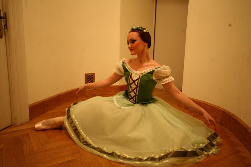 Dans al sinelui printre oglinzi, un vals al eșarfelor și ...  -Interviu cu balerina Manuela Elena Giuverdea- 18836914