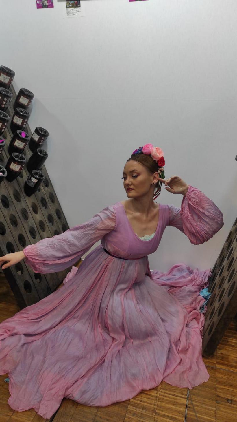 Dans al sinelui printre oglinzi, un vals al eșarfelor și ...  -Interviu cu balerina Manuela Elena Giuverdea- 18836916