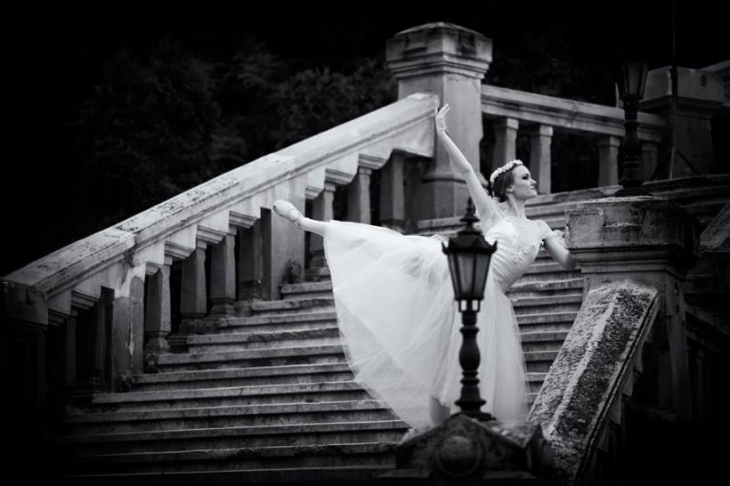 Dans al sinelui printre oglinzi, un vals al eșarfelor și ...  -Interviu cu balerina Manuela Elena Giuverdea- 18836918