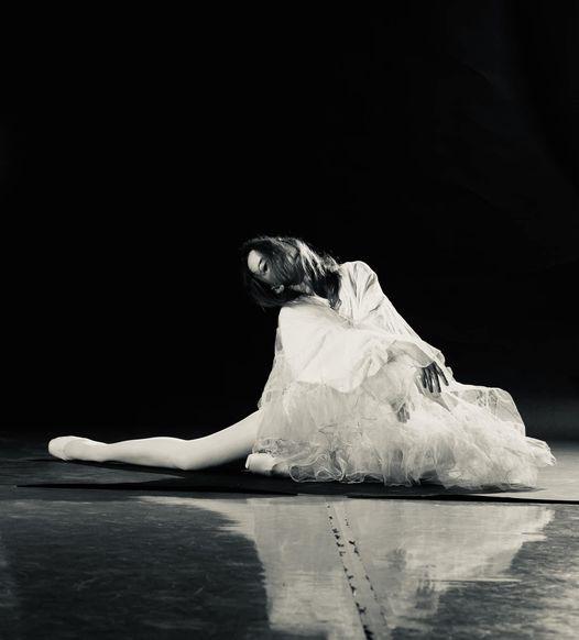 Dans al sinelui printre oglinzi, un vals al eșarfelor și ...  -Interviu cu balerina Manuela Elena Giuverdea- 18836920