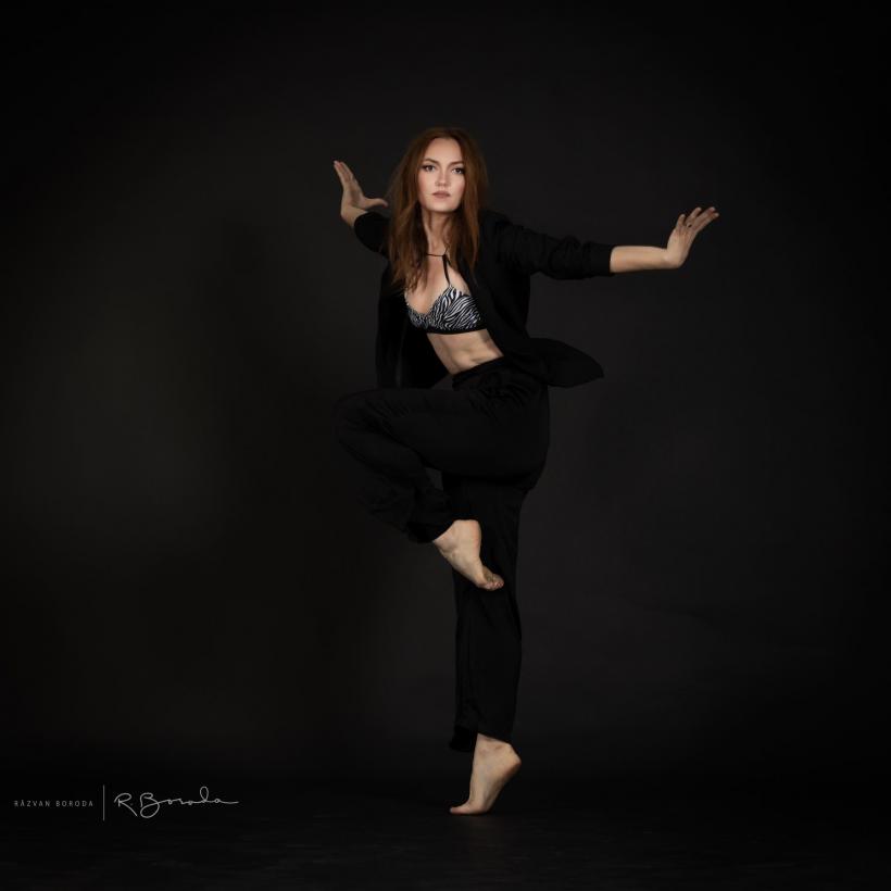 Dans al sinelui printre oglinzi, un vals al eșarfelor și ...  -Interviu cu balerina Manuela Elena Giuverdea- 18836922