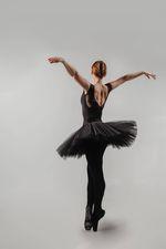 Dans al sinelui printre oglinzi, un vals al eșarfelor și ...  -Interviu cu balerina Manuela Elena Giuverdea- 18836925