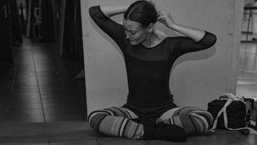 Dans al sinelui printre oglinzi, un vals al eșarfelor și ...  -Interviu cu balerina Manuela Elena Giuverdea- 18836928