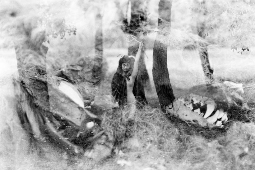 Instalația fotografică „Cele care nu se văd” aduce ficțiunea în real până pe 9 mai, în București 18837035