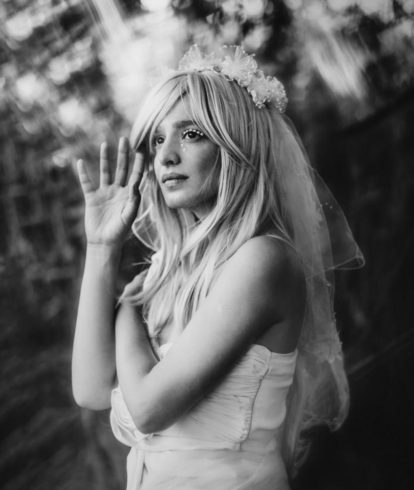 Instalația fotografică „Cele care nu se văd” aduce ficțiunea în real până pe 9 mai, în București 18837039