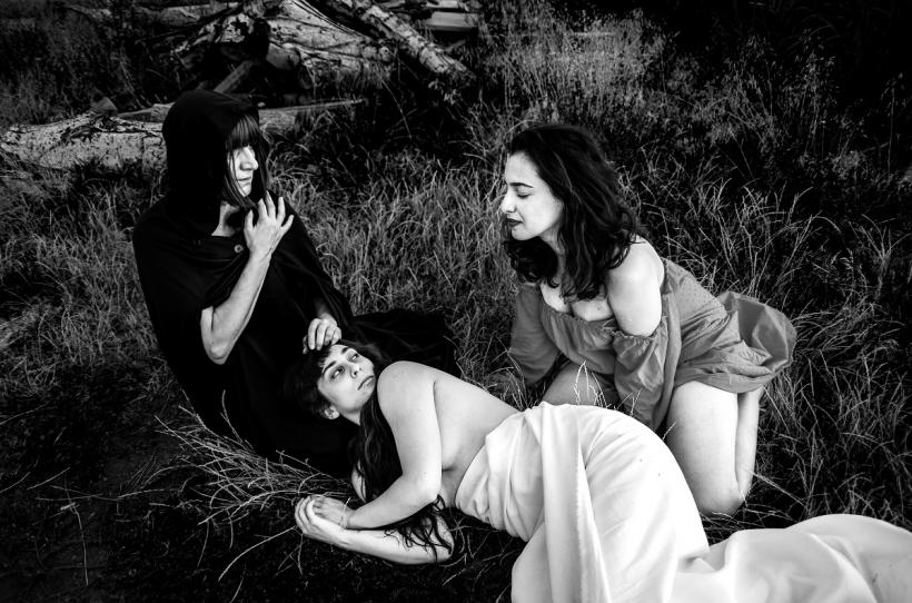 Instalația fotografică „Cele care nu se văd” aduce ficțiunea în real până pe 9 mai, în București 18837040