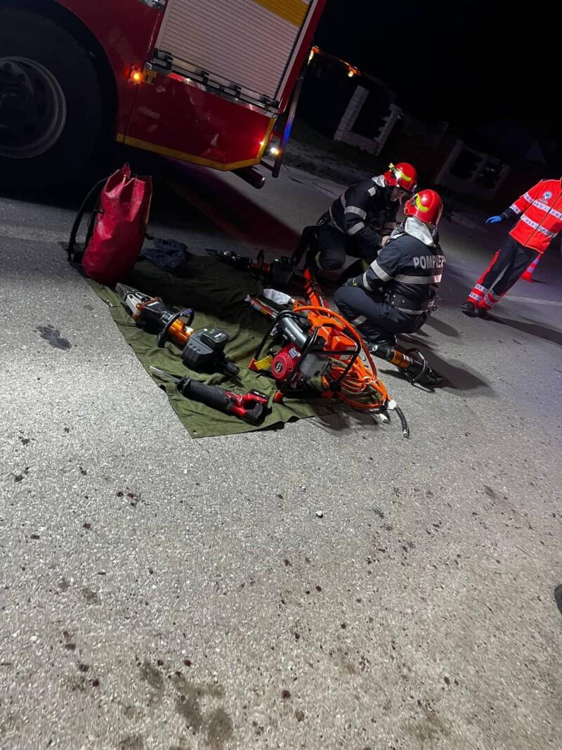  Doi tineri au murit și unul a fost grav rănit după ce o mașină a intrat într-un stâlp 18837031