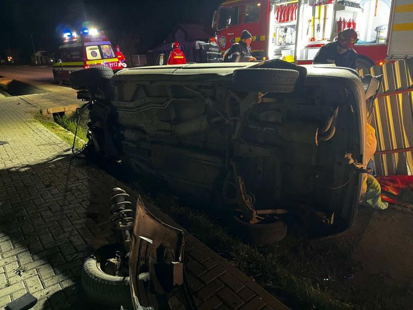  Doi tineri au murit și unul a fost grav rănit după ce o mașină a intrat într-un stâlp 18837032