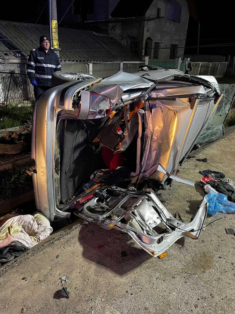  Doi tineri au murit și unul a fost grav rănit după ce o mașină a intrat într-un stâlp 18837033