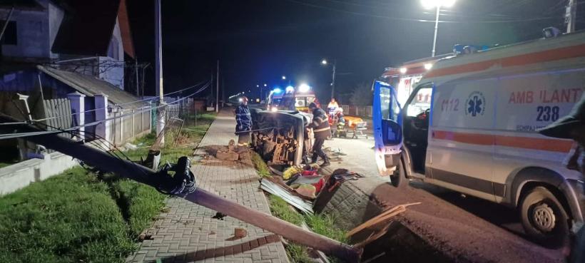  Doi tineri au murit și unul a fost grav rănit după ce o mașină a intrat într-un stâlp 18837034