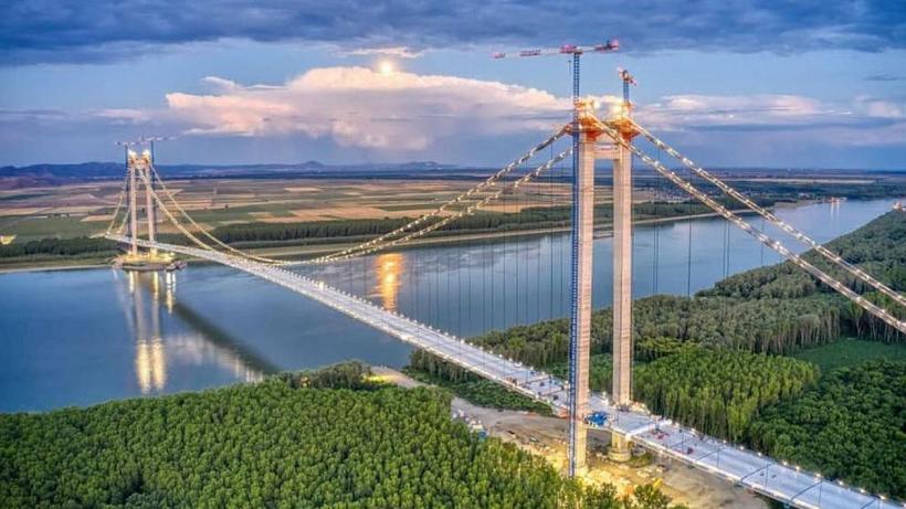 Podul suspendat peste Dunăre a crăpat  înainte de a fi inaugurat