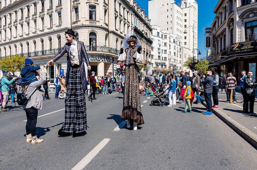 Peste 30.000 de bucureşteni au participat sâmbătă, pe Calea Victoriei, la evenimentul ''Străzi deschise'' 18837093