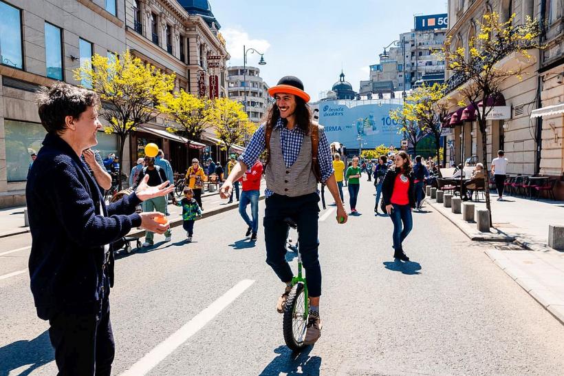 Peste 30.000 de bucureşteni au participat sâmbătă, pe Calea Victoriei, la evenimentul ''Străzi deschise'' 18837095
