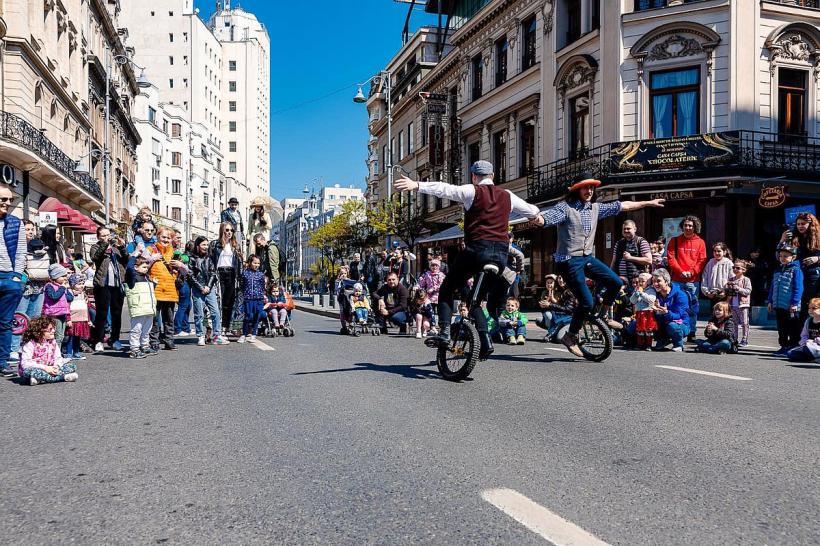 Peste 30.000 de bucureşteni au participat sâmbătă, pe Calea Victoriei, la evenimentul ''Străzi deschise'' 18837096