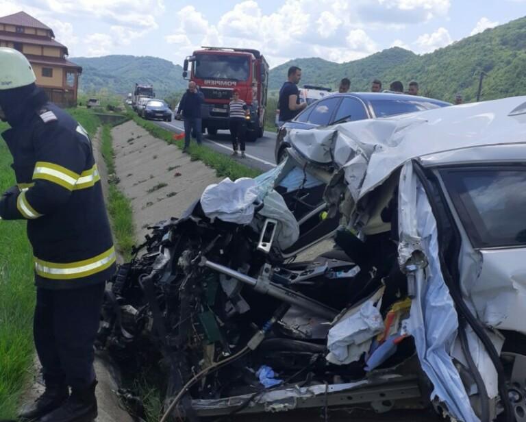 Accident cu două autoturisme, un autobuz și o autoutilitară. O persoană a decedat 18837192