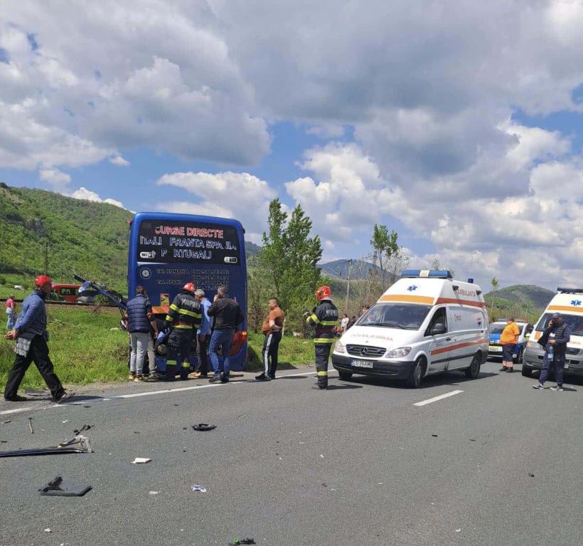 Accident cu două autoturisme, un autobuz și o autoutilitară. O persoană a decedat 18837193