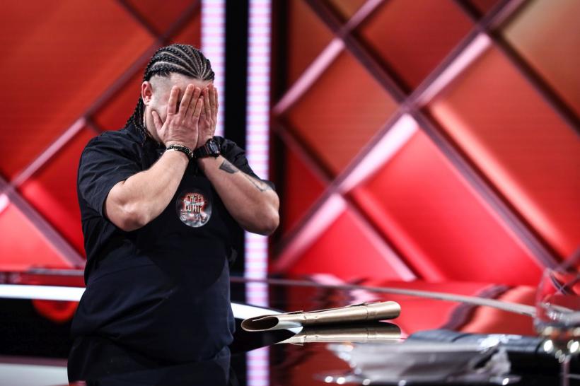 Chef Cătălin Scărlătescu a oferit aseară cuțitul de aur.  Diseară se dă ultima luptă pentru amuletă a sezonului: e pus la bătaie seiful! Chefi la cuțite, lider de audiență 18837410