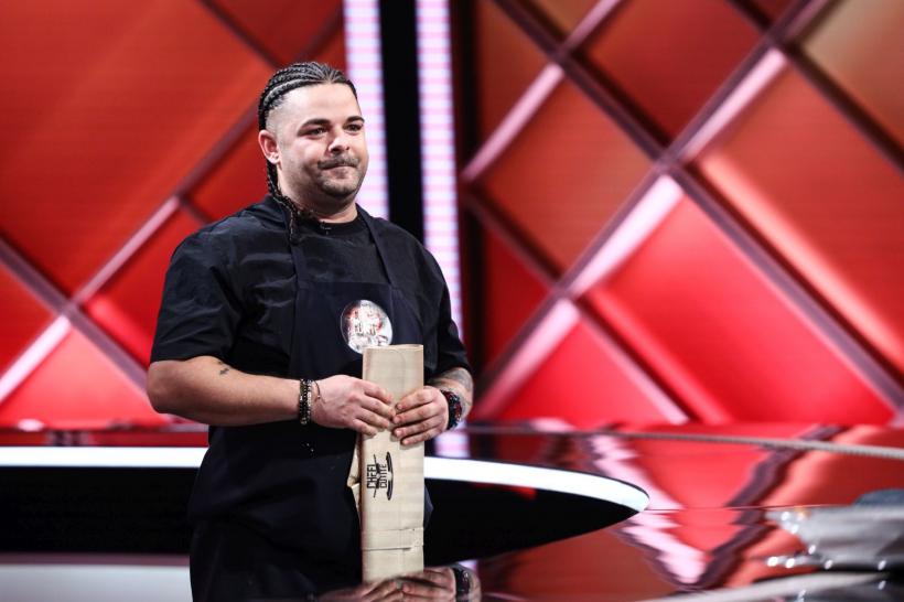 Chef Cătălin Scărlătescu a oferit aseară cuțitul de aur.  Diseară se dă ultima luptă pentru amuletă a sezonului: e pus la bătaie seiful! Chefi la cuțite, lider de audiență 18837411