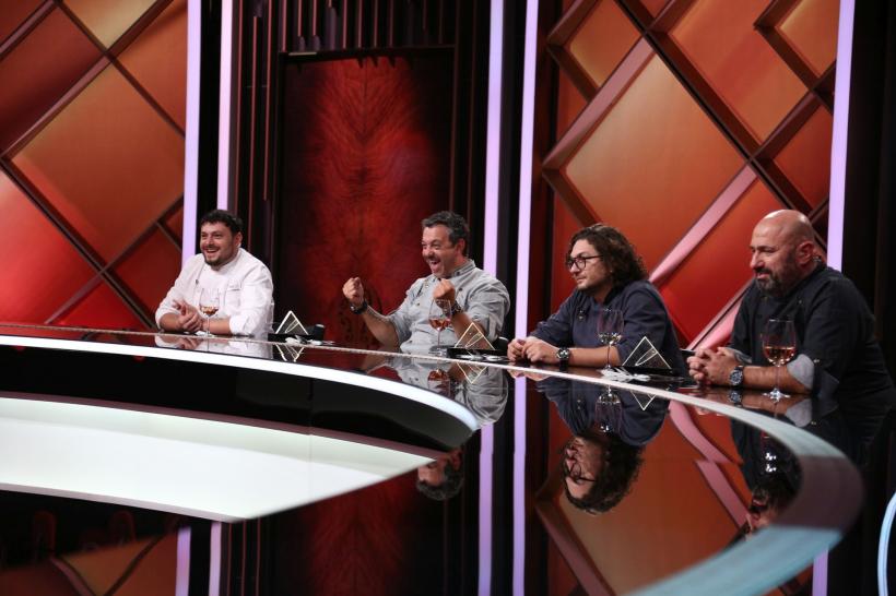 Chef Cătălin Scărlătescu a oferit aseară cuțitul de aur.  Diseară se dă ultima luptă pentru amuletă a sezonului: e pus la bătaie seiful! Chefi la cuțite, lider de audiență 18837412