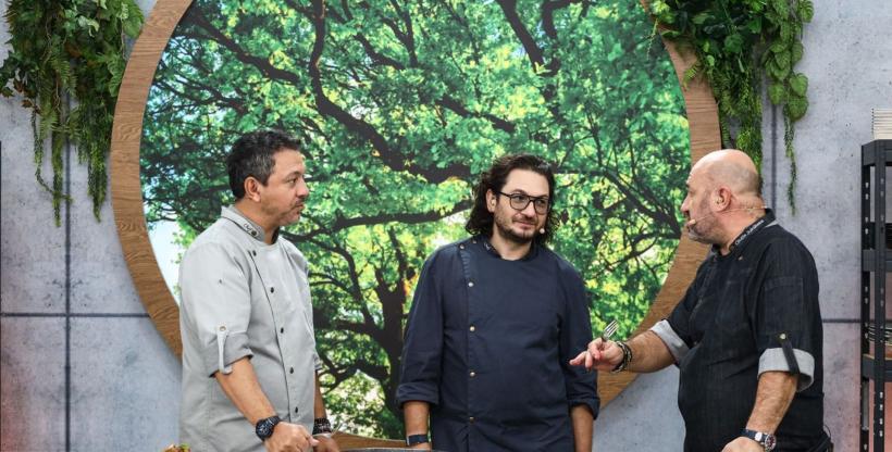 Chef Cătălin Scărlătescu a oferit aseară cuțitul de aur.  Diseară se dă ultima luptă pentru amuletă a sezonului: e pus la bătaie seiful! Chefi la cuțite, lider de audiență 18837413
