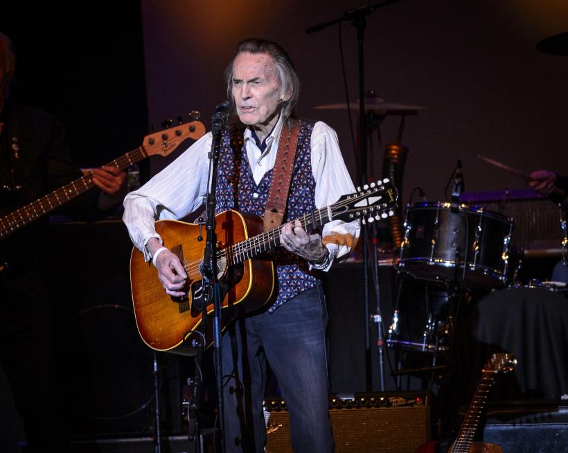 Ne-a părăsit o legendă a muzicii folk 18837318